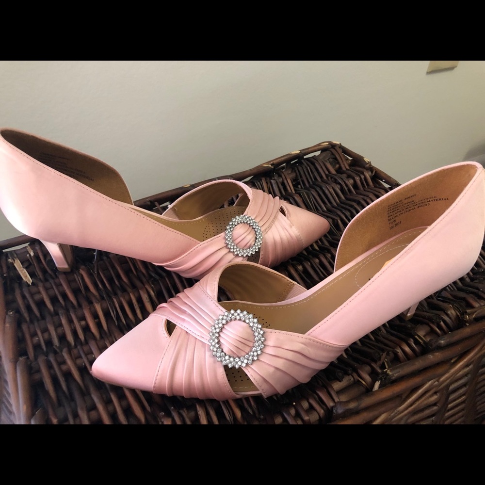 Women’s kitten heeled pumps